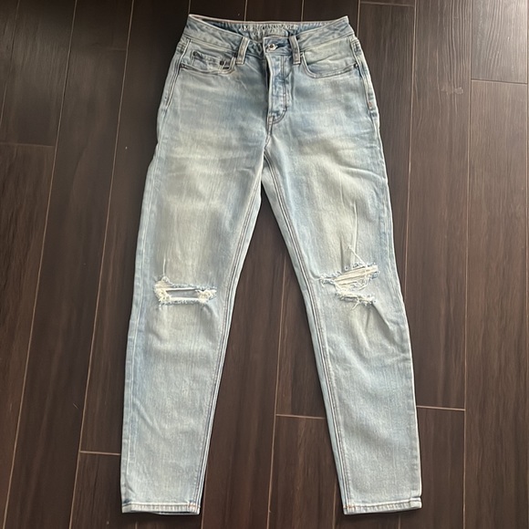 NWOT AMERICAN EAGLE Vintage hi-rise Light-wash Distressed Jeans (STRETCH) - Picture 2 of 10